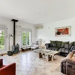Flores Villa